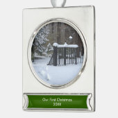 我々の初めてのクリスマス雪の木の足跡 シルバープレートバナーオーナメント (左)
