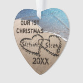 我々の初めてのクリスマス2つのハートインサンドオーナメント オーナメント (正面)