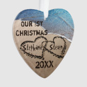 我々の初めてのクリスマス2つのハートインサンドオーナメント オーナメント (正面)