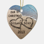 我々の初めてのクリスマス2つのハートインサンドオーナメント セラミックオーナメント (左)
