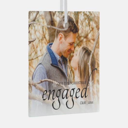 我々の初めてのクリスマス 婚約したパーソナライズされた ガラスオーナメント (正面右)