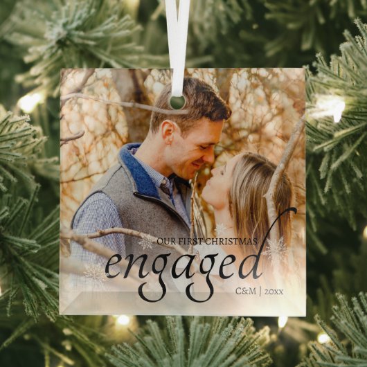 我々の初めてのクリスマス 婚約したパーソナライズされた ガラスオーナメント (インサイチュ)