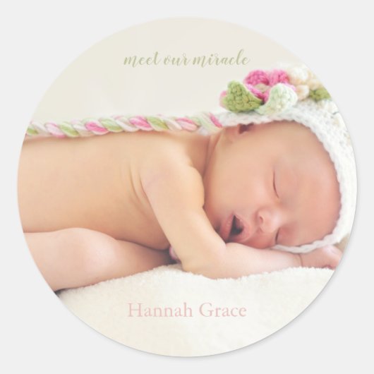 我々の奇跡に出会う |ベビーガール誕生のお知らせ ラウンドシール (正面)