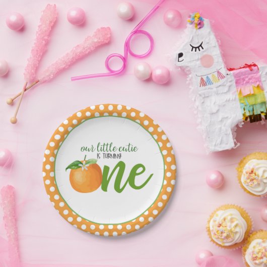 我々の小さなかわいこちゃんは一つのプレートを回している – またはドット ペーパープレート (パーティー)