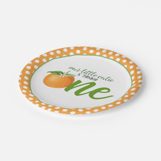 我々の小さなかわいこちゃんは一つのプレートを回している – またはドット ペーパープレート (アングル)