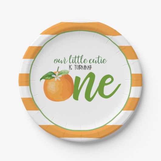 我々の小さなかわいこちゃんは一つのプレートを回している – またストライプは ペーパープレート (正面)