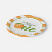 我々の小さなかわいこちゃんは一つのプレートを回している – またストライプは ペーパープレート (アングル)