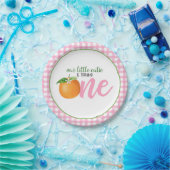 我々の小さなかわいこちゃんは1つのプレートを回している – Pk Plaid ペーパープレート (パーティー)