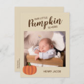 我々の小さなカボチャはここにいる秋誕生の発表 ポストカード (正面/裏面)