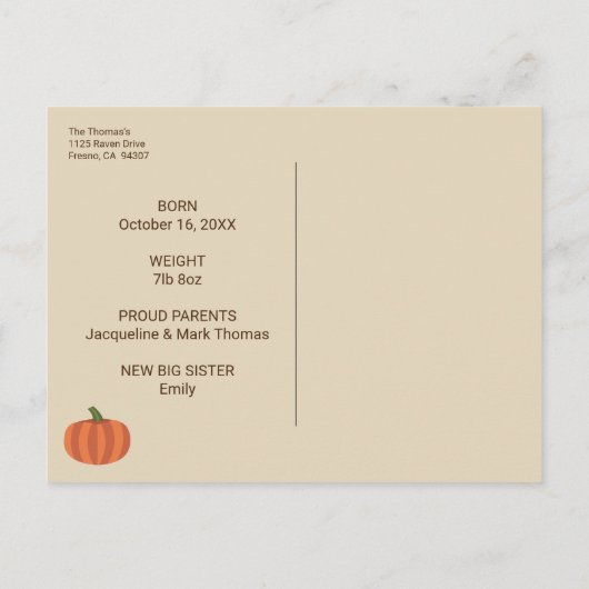 我々の小さなカボチャはここにいる秋誕生の発表 ポストカード (裏面)