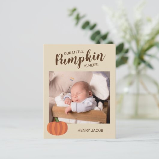 我々の小さなカボチャはここにいる秋誕生の発表 ポストカード (スタンド正面)