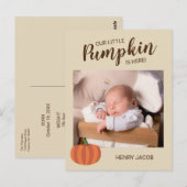 我々の小さなカボチャはここにいる秋誕生の発表 ポストカード (正面/裏面)