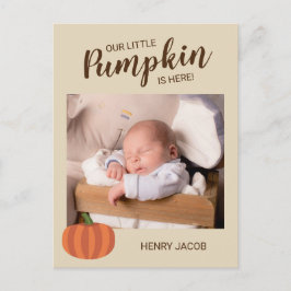 我々の小さなカボチャはここにいる秋誕生の発表 ポストカード