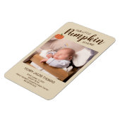 我々の小さなカボチャはここにいる秋誕生の発表 マグネット (左側)