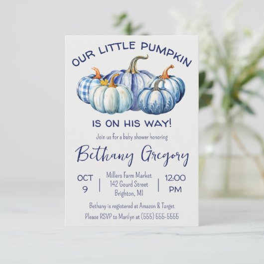 我々の小さなカボチャは、青い赤ちゃんシャワー彼の道にある 招待状 (スタンド正面)