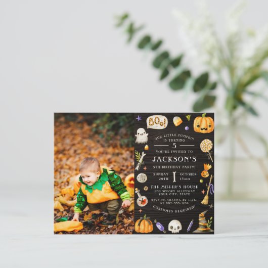 我々の小さなカボチャ |かわいいハロウィーンの誕生日写真 インビテーションポストカード (スタンド正面)
