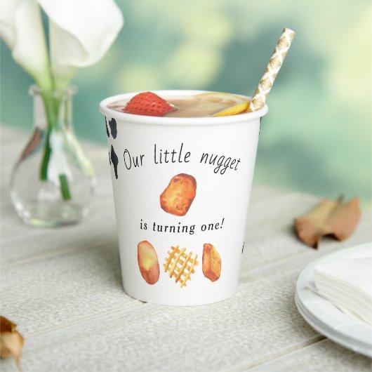 我々の小さなナゲットは1つの子供の誕生日を回している 紙コップ (インサイチュ)
