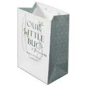 我々の小さなバグ青いトンボ任意の年齢誕生日 ミディアムペーパーバッグ (裏面アングル)