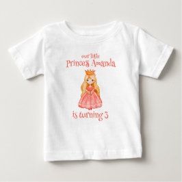 我々の小さな女の子は名誉の三つのゲストを回している ベビーTシャツ