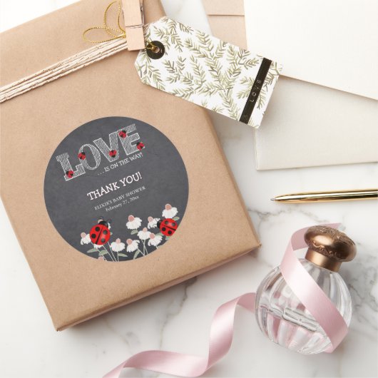 我々の小さな愛のバグchalkboard赤ちゃんシャワー ラウンドシール (ギフト)