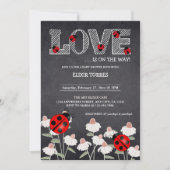 我々の小さな愛のバグchalkboard赤ちゃんシャワー 招待状 (正面)