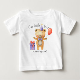我々の小さな熊は一つの子供の誕生日を回している ベビーTシャツ