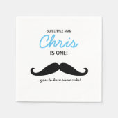 我々の小さな男は一人だ！口ひげでケーキを食べなさい スタンダードカクテルナプキン (正面)
