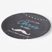 我々の小さな男は一人だ！口ひげでケーキを食べなさい ペーパープレート (アングル)