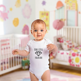 我々の小さな財宝。シンプル ベビーボディスーツ