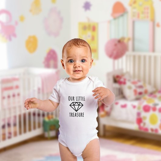 我々の小さな財宝。シンプル ベビーボディスーツ