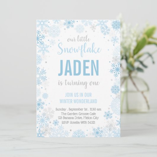 我々の小さな雪の結晶 | ボーイファースト誕生日 招待状 (スタンド正面)