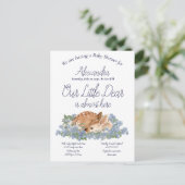 我々の小さな鹿親愛埃っぽい青い男の赤ちゃんシャワー ポストカード (スタンド正面)