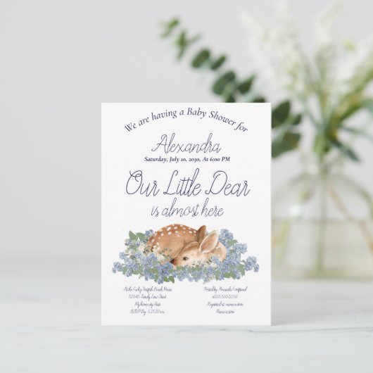 我々の小さな鹿親愛埃っぽい青い男の赤ちゃんシャワー ポストカード (スタンド正面)