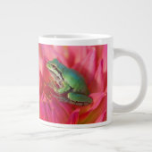 我々の庭の花の上で太平洋の木のカエル ジャンボコーヒーマグカップ (右)