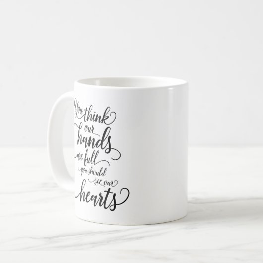 我々の手は満杯だ我々のハートを見るべきだ コーヒーマグカップ (正面左)