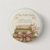 我々の新しいチャプターがピンクの弓ベビーシャワーを待つ 缶バッジ (正面)