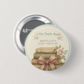 我々の新しいチャプターがピンクの弓ベビーシャワーを待つ 缶バッジ (正面&裏面)