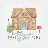 我々の新しいホームスイートホームファミリージンガーブレッドハウス メタルオーナメント (正面)