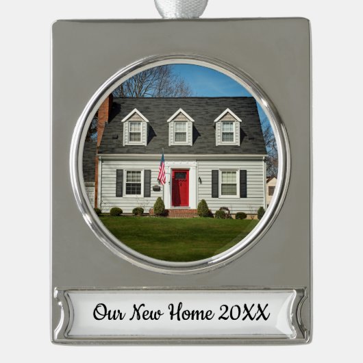 我々の新しいホームパーソナライズされたホリデーフォトキープサケ シルバープレートバナーオーナメント (正面)