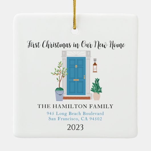 我々の新しいホーム初めてのクリスマスブルーフロントドア セラミックオーナメント (裏面)