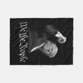 我々の民に拳を上げるトランプ フリースブランケット (正面(横))