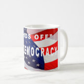 「我々の民主主義から手を離す」マグカップ コーヒーマグカップ (正面右)