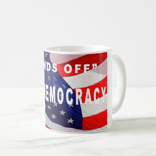 「我々の民主主義から手を離す」マグカップ コーヒーマグカップ (正面右)