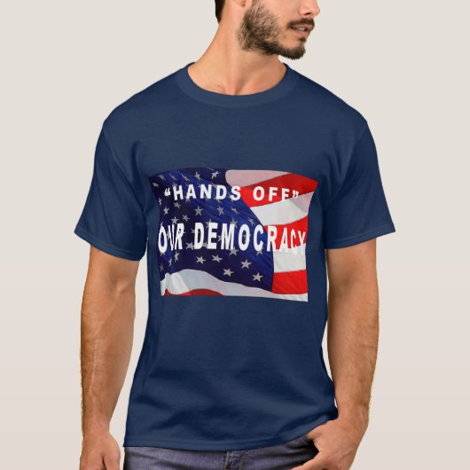 「我々の民主主義から手を離せ」 Tシャツ (正面)