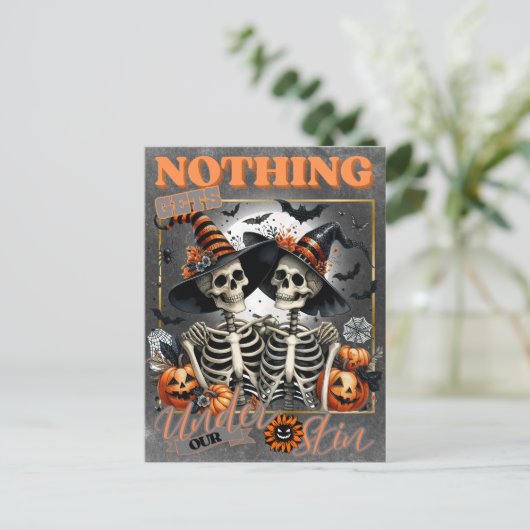 我々の肌の骨格のカップルの下に何も取得しない シーズンポストカード (スタンド正面)