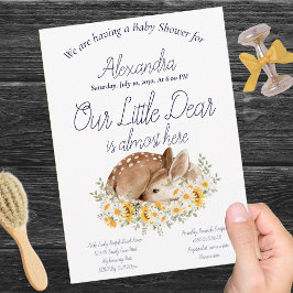 我々の親愛小さな鹿、ひまわりの花とデイジー