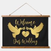 我々の金ゴールド結婚・ハトへようこそ 吊り下げ型タペストリー (正面)