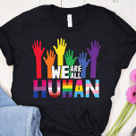 我々はすべて人間のLGBTQプライドレインボーハンドTシャツ Tシャツ<br><div class="desc">美しいカラフルのLGBTQプライドTシャツは、レインボーカラーの手のイラストレーションと引用文「私たちは全員が人間だ」を特徴としている。このゲイプライド認識度Tシャツを使えば、平等を広め、LGBTQコミュニティの一員であることを世誇りを持った界に示すことができる。</div>