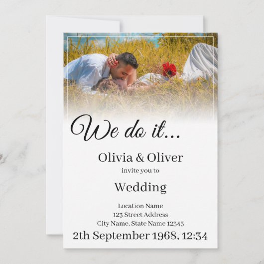 我々はそれを行う – 牧草地キスをするでカップル (正面)