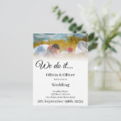 我々はそれを行う – 牧草地キスをするでカップル インビテーションポストカード (スタンド正面)